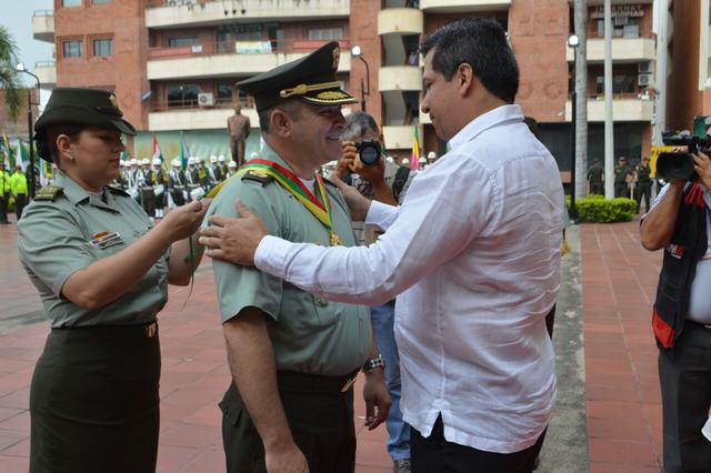 El coronel Juan Carlos León Montes, recibió el agradecimiento por su gestión de manos del alcalde de Neiva, Rodrigo Lara.